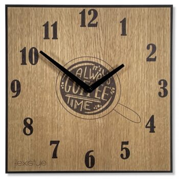 Drevené nástenné hodiny do kuchyne. Motív šálky s nápisom "It's always coffee time". Nástenný ciferník vyrobený z dubovej dyhy. Produkt pre všetkých, ktorí milujú kávu a milujú dekorácie súvisiace s týmto nápojom. Tichý nástenný mechanizmus zaručuje diskrétnosť a pohodlie pri používaní.