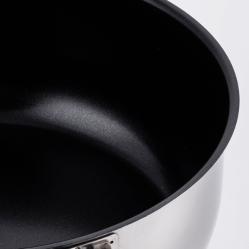 Malý hrniec Saturn s jednou dlhou rúčkou vyniká najmä vďaka unikátnej technológii vnútornej povrchovej úpravy. Ide o ILAG XERADUR 2 s metalickým efektom, ktorý je vysoko odolný voči oderom a korózii. Test priľnavosti dokázal, že vajíčka sa nepripálili ani pri teplote 300 °C, čo ocenia začínajúce kuchárky aj skúsení majstri. Séria Saturn je navrhnutá v nadčasovom dizajne s veľkými praktickými rúčkami, vhodná na všetky typy varných dosiek, vyrobená z kvalitných materiálov, ktoré obstoja aj pri častom používaní a umývaní. Možné vkladať do rúry pri teplote max 220 °C a tiež do umývačky riadu.
