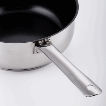 Malý hrniec Saturn s jednou dlhou rúčkou vyniká najmä vďaka unikátnej technológii vnútornej povrchovej úpravy. Ide o ILAG XERADUR 2 s metalickým efektom, ktorý je vysoko odolný voči oderom a korózii. Test priľnavosti dokázal, že vajíčka sa nepripálili ani pri teplote 300 °C, čo ocenia začínajúce kuchárky aj skúsení majstri. Séria Saturn je navrhnutá v nadčasovom dizajne s veľkými praktickými rúčkami, vhodná na všetky typy varných dosiek, vyrobená z kvalitných materiálov, ktoré obstoja aj pri častom používaní a umývaní. Možné vkladať do rúry pri teplote max 220 °C a tiež do umývačky riadu.