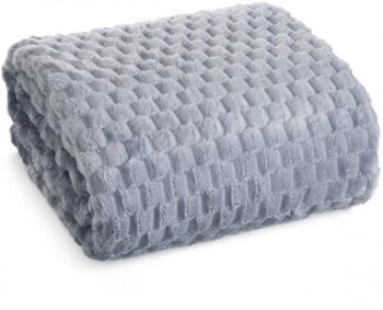 Hrubá deka svetlosivej farby s moderným vzorom Šírka: 150 cm | Dĺžka: 200 cm