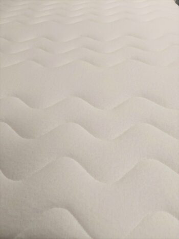 Náhradný poťah na matrac IDEA patrí ku kvalitným poťahovým materiálom, ktoré regulujú telesnú teplotu, zabezpečujú reguláciu vlhkosti a absorbovania potu a zároveň sú skvelou ochranou na zaistenie priedušnosti matraca.Je odolnejší voči zápachom, prachovým roztočom a ich eliminácií. Je príjemný na dotyk a pre jeho vynikajúce vlastnosti patrí medzi najobľúbenejšie.Vnútro je prešité klimatizačnou výplňou zo 100% polyesterového antialergického dutého vlákna. Poťah IDEA je ľahko snímateľný, odzipsovateľný, čiže jeho údržba spočíva v jednoduchom praní v práčke na 40°C.Materiál: - polyester 100% Gramáž: 150g/m2Farba: bielaRozmery: 200 x 200 cm