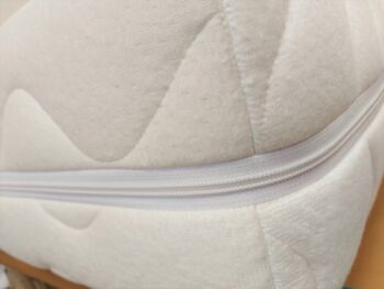 Náhradný poťah na matrac IDEA patrí ku kvalitným poťahovým materiálom, ktoré regulujú telesnú teplotu, zabezpečujú reguláciu vlhkosti a absorbovania potu a zároveň sú skvelou ochranou na zaistenie priedušnosti matraca.Je odolnejší voči zápachom, prachovým roztočom a ich eliminácií. Je príjemný na dotyk a pre jeho vynikajúce vlastnosti patrí medzi najobľúbenejšie.Vnútro je prešité klimatizačnou výplňou zo 100% polyesterového antialergického dutého vlákna. Poťah IDEA je ľahko snímateľný, odzipsovateľný, čiže jeho údržba spočíva v jednoduchom praní v práčke na 40°C.Materiál: - polyester 100% Gramáž: 150g/m2Farba: bielaRozmery: 200 x 200 cm