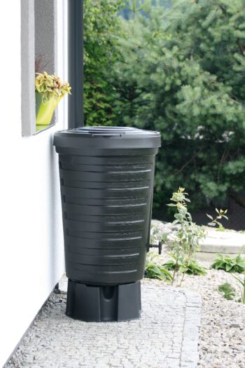Osvedčený pomocník na zber dažďovej vody, plastový sud na dažďovú vodu IDRA210 210 l Vám pomôže nazbierať vodu na zalievanie záhrady či kvetín a zároveň sa tak starať o životné prostredie. Je vybavený horným otvorom s vekom a jedným otvorom so závitom na pripevnenie výpustového kohútika alebo…