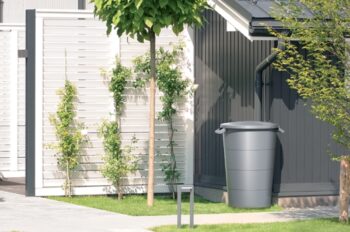 Dizajnovo nenápadným, praktickým a zároveň elegantným riešením pre zber a uskladňovanie záhradného odpadu bude plastová záhradná nádoba s úchytkami IDSM80U 80 l. Pevný a odolný vysokokvalitný plast v antracitovej farbe bol použitý na jeho výrobu, je nenáročný na údržbu a ľahko sa čistí. Jeho…
