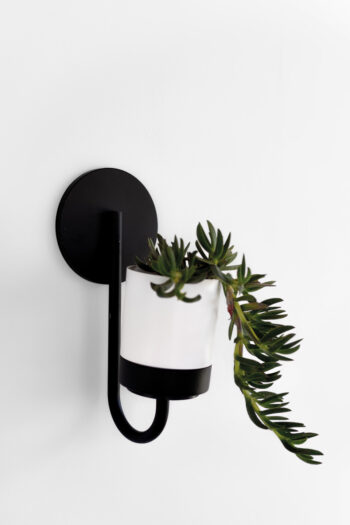 Tento moderný kvetináč na stenu od značky NABBI je ideálnym riešením pre všetkých milovníkov rastlín, ktorí chcú svoj interiér oživiť zelenou. Súčasťou balenia sú tri kvetináče, ktoré sa dodávajú v demonte, no ich montáž je jednoduchá a rýchla.