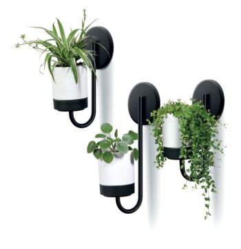Kvetináč na stenu IKBH800 je moderný a štýlový doplnok do vášho interiéru. S jeho svetlou bielou farbou a čiernymi detailmi prinesie do vašej domácnosti eleganciu a sofistikovanosť. Tento kvetináč je vyrobený z kvalitného kovu s plastovými prvkami, čo zaručuje jeho dlhú životnosť a odolnosť.…