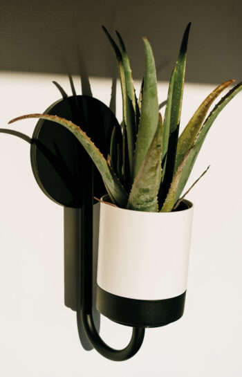 Kvetináč na stenu IKBH800 je moderný doplnok do interiéru, ktorý vyniká svojím nepravidelným tvarom a svetlou farbou. S jeho pomocou môžete vytvoriť jedinečnú zeleň vo vašom domove alebo kancelárii. Kvetináč je vyrobený z kovu a plastu, čo mu dodáva pevnosť a odolnosť. Primárna farba kvetináča…