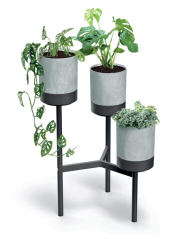 Kvetináč IKD3L je moderný a štýlový doplnok do vášho interiéru. S jeho svetlou farbou sivého betónu a čierneho plastu prinesie do vášho domova eleganciu a sofistikovanosť. Tento kvetináč je ideálny pre celoročné využitie, takže môžete v ňom pestovať svoje obľúbené rastliny po celý rok.