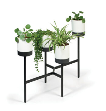 Kvetináč IKD4L je moderný a štýlový doplnok do vášho interiéru. S jeho svetlou farbou sivého betónu a čierneho plastu prinesie do vášho domova eleganciu a sofistikovanosť. Tento kvetináč je ideálny pre celoročné využitie, takže môžete mať svoje obľúbené rastliny pri sebe po celý rok.