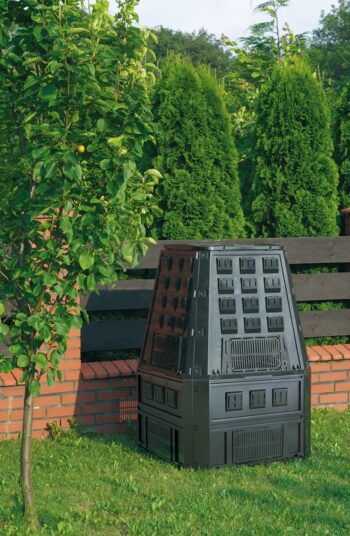 Praktický záhradný kompostér IKEL420C 420 l prakticky využijete na kompostovanie biologicky rozložiteľného odpadu, ktorý môžete neskôr využiť ako hnojivo na oživenie pôdy pre kvalitnejšie pestovanie rastlín a iných plodín. Je vyrobený z recyklovateľného vysokokvalitného plastu, ktorý je odolný voči…