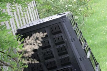 Praktický záhradný kompostér IKEL420C 420 l prakticky využijete na kompostovanie biologicky rozložiteľného odpadu, ktorý môžete neskôr využiť ako hnojivo na oživenie pôdy pre kvalitnejšie pestovanie rastlín a iných plodín. Je vyrobený z recyklovateľného vysokokvalitného plastu, ktorý je odolný voči…