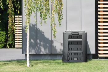 Naučte sa efektívne a účinne recyklovať bioodpad z domácnosti, či už ste väčší či menší záhradný pestovateľ. Kvalitný záhradný kompostér IKL320C 320 l by nemal chýbať na žiadnej dobrej záhrade. Recyklovanie nie je náročné ani nijak extra namáhavé a získate tým kvalitný kompost, ktorým oživíte pôdu…