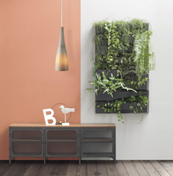 Moderný a nadčasový dizajn plastového vertikálneho kvetináča IO3W800 si zamilujete na prvý pohľad. Kvety či bylinky potrebujú pre správny rast ideálne podmienky, v podobe vhodného priestoru, svetla a dostatku závlahy. Tento efektívny prvok sa postará o to, aby boli rastlinky dostatočne zavlažované…