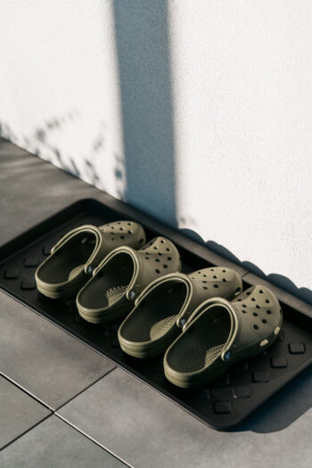 Plastová odkladacia podložka IPO720 od značky NABBI je moderný a praktický doplnok do každého interiéru aj exteriéru. Jej jednoduchý hranatý tvar a tmavá čierna farba dodajú vášmu priestoru štýlový vzhľad. Podložka je vyrobená z kvalitného plastu, ktorý je ľahko udržiavateľný - stačí ho utierať…