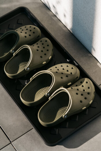 Plastová odkladacia podložka IPO720 od značky NABBI je moderný a praktický doplnok do každého interiéru aj exteriéru. Jej jednoduchý hranatý tvar a tmavá čierna farba dodajú vášmu priestoru štýlový vzhľad. Podložka je vyrobená z kvalitného plastu, ktorý je ľahko udržiavateľný - stačí ho utierať…