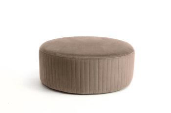 Priestranný a štýlový taburet guľatého tvaru IRKA sa stane nezameniteľným kúskom vo Vašej obývacej izbe alebo spálni. Hodí sa ako skvelý doplnok k sedacej súprave, alebo poslúži ako miesto na sedenie či relaxáciu.Pri taburete oceníte jeho pohodlný sedák vyplnený kvalitnou HR penou, čo zabezpečí priedušnosť, elasticitu a maximálny komfort sedenia. Rám je vyrobený z kvalitnej LTD dosky. Sedadlo je potiahnuté kvalitnou látkou odolnou voči oderu a vyblednutiu v odtieni Monolith 37. Taburet je zo spodnej strany doplnený o nenápadné 2 cm nožičky.Rozmery:- šírka: 73 cm,- výška: 27 cm,- hĺbka: 27 cm.