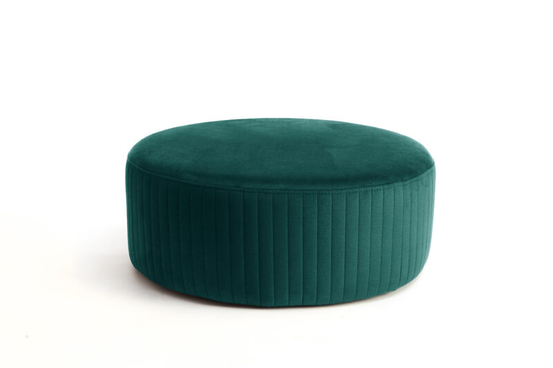 IRKA čalúnený taburet, Monolith 37 Priestranný a štýlový taburet guľatého tvaru IRKA sa stane nezameniteľným kúskom vo Vašej obývacej izbe alebo spálni. Hodí sa ako skvelý doplnok k sedacej súprave, alebo poslúži ako miesto na sedenie či relaxáciu.Pri taburete oceníte jeho pohodlný sedák vyplnený kvalitnou HR penou, čo zabezpečí priedušnosť, elasticitu a maximálny komfort sedenia. Rám je vyrobený z kvalitnej LTD dosky. Sedadlo je potiahnuté kvalitnou látkou odolnou voči oderu a vyblednutiu v odtieni Monolith 37. Taburet je zo spodnej strany doplnený o nenápadné 2 cm nožičky.Rozmery:- šírka: 73 cm,- výška: 27 cm,- hĺbka: 27 cm.