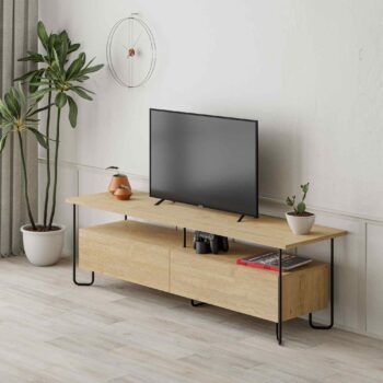 TV stolík YOSHI: Moderný loftový štýl v teplom dubovom prevedení Introdukujeme YOSHI, TV stolík, ktorý kombinuje industriálny loftový dizajn s prírodným kúzlom dubovej farby. Ponorte sa do sveta štýlového nábytku, ktorý prinesie do vašej obývačky dokonalú harmóniu medzi moderným dizajnom a tradičným materiálom.  Materiál: Kombinácia vysoko odolného melamínu, VT laminátu a kovu s lesklým povrchom zaručuje dlhú životnosť a eleganciu produktu. Rozmery: 45 x 150 x 42 cm – ideálne vyvážený rozmer, ktorý poskytne dostatok priestoru pre všetky vaše zariadenia a zároveň zaujme minimálne miesto v miestnosti. Farba: Hrejivý dubový odtieň, doplnený o lesklé kovové detaily, prinesie do interiéru teplý a príjemný pocit. Vybavenie:< /strong> Praktické odkladacie police ponúkajú mnoho priestoru na uloženie multimediálneho zariadenia, DVD a ďalších predmetov. Štýl: Charakteristický loftový a industriálny dizajn v kombinácii s dubovým prevedením vytvára jedinečný kúsok nábytku.  Tvar: Klasický obdĺžnikový tvar s rovným povrchom sa ľahko začlení do rôznych interiérov. Hrúbka materiálu: Solídna 18mm hrúbka zaručuje , Že stolík bude stabilný a odolný voči zaťaženiu.  Oživte svoju obývaciu izbu s TV stolík YOSHI, kde sa stretáva tradičná kvalita s moderným dizajnom.