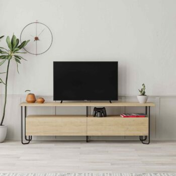 TV stolík YOSHI: Moderný loftový štýl v teplom dubovom prevedení Introdukujeme YOSHI, TV stolík, ktorý kombinuje industriálny loftový dizajn s prírodným kúzlom dubovej farby. Ponorte sa do sveta štýlového nábytku, ktorý prinesie do vašej obývačky dokonalú harmóniu medzi moderným dizajnom a tradičným materiálom.  Materiál: Kombinácia vysoko odolného melamínu, VT laminátu a kovu s lesklým povrchom zaručuje dlhú životnosť a eleganciu produktu. Rozmery: 45 x 150 x 42 cm – ideálne vyvážený rozmer, ktorý poskytne dostatok priestoru pre všetky vaše zariadenia a zároveň zaujme minimálne miesto v miestnosti. Farba: Hrejivý dubový odtieň, doplnený o lesklé kovové detaily, prinesie do interiéru teplý a príjemný pocit. Vybavenie:< /strong> Praktické odkladacie police ponúkajú mnoho priestoru na uloženie multimediálneho zariadenia, DVD a ďalších predmetov. Štýl: Charakteristický loftový a industriálny dizajn v kombinácii s dubovým prevedením vytvára jedinečný kúsok nábytku.  Tvar: Klasický obdĺžnikový tvar s rovným povrchom sa ľahko začlení do rôznych interiérov. Hrúbka materiálu: Solídna 18mm hrúbka zaručuje , Že stolík bude stabilný a odolný voči zaťaženiu.  Oživte svoju obývaciu izbu s TV stolík YOSHI, kde sa stretáva tradičná kvalita s moderným dizajnom.