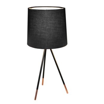 Štýlová stolná lampa JADE TYP 4 vytvára príjemnú atmosféru vďaka textilnému tienidlu čiernej farby, ktoré šíri rozptýlené a dekoratívne svetlo. Podstavec v tvare trojnožky je vyrobený z čierneho kovu a zmiernený medenými pätičkami. Lampa vám posvieti počas sychravých rán, pochmúrnych dní, ale aj…