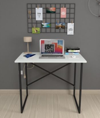 JARNY je jednoduchý písací stôl, ktorý vás zaujme nie len svojou praktickosťou, ale tiež výhodnou cenou. Je vhodný do detskej izby, či menšej pracovne.Stôl je vyrobený z kvalitnej LTD dosky, ktorá sa jednoducho udržiava. Konštrukcia je kovová, v čiernej farbe.Rozmer stola:Šírka: 90 cmHĺbka: 60 cmVýška: 75 cmDodávame v demontovanom stave.   