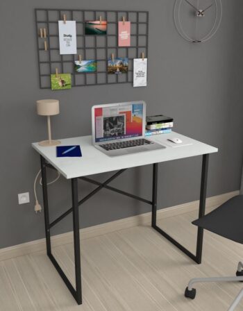 JARNY je jednoduchý písací stôl, ktorý vás zaujme nie len svojou praktickosťou, ale tiež výhodnou cenou. Je vhodný do detskej izby, či menšej pracovne.Stôl je vyrobený z kvalitnej LTD dosky, ktorá sa jednoducho udržiava. Konštrukcia je kovová, v čiernej farbe.Rozmer stola:Šírka: 90 cmHĺbka: 60 cmVýška: 75 cmDodávame v demontovanom stave.   