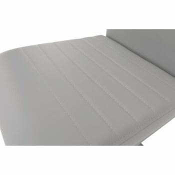 Zariaďte si elegantnú a modernú kuchyňu s jedálenskou stoličkou NOBATA. Rozmery stoličky sú (ŠxHxV): 42x56x99 cm. Výška sedu je 47,5 cm a hĺbka sedu je 42,5 cm. Stolička je čalúnená kvalitnou ekokožou v odtieňoch svetlosivej farby. Stabilitu držia pevné kovové nohy v sivej farbe. Nosnosť stoličky…