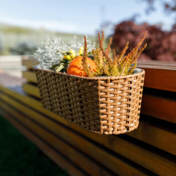 Ratanový balkónový kvetináč Jeor v elegantnej kombinácii béžovej a čiernej farby je ideálnym doplnkom pre váš interiér aj exteriér. Tento moderný kvetináč od značky KONDELA je vyrobený z kvalitného umelého ratanu a kovu, čo mu dodáva nielen estetický vzhľad, ale…