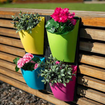 Objavte krásu a funkčnosť s plastovým vertikálnym kvetináčom Jeron, ktorý je ideálny pre každého milovníka rastlín. Tento set obsahuje štyri kusy kvetináčov v moderných farbách: modrá, zelená, ružová a žltá. Vďaka svojmu hranatému tvaru a svetlým farebným prevedeniam sa skvele hodí do…