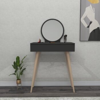Toaletný stolík JERSEY – Elegantný a praktický doplnok do vašej spálneToaletný stolík JERSEY spája moderný dizajn s praktickosťou, čo z neho robí ideálnu voľbu pre každú spálňu. Tento vysoký stolík je vybavený zásuvkou a integrovaným zrkadlom, ktoré uľahčia každodennú starostlivosť a organizáciu kozmetiky. Vďaka kvalitným materiálom a dreveným nohám je nielen funkčný, ale aj štýlový.Hlavné vlastnosti produktu:Typ tovaru: Toaletný stolíkVhodné do miestnosti: SpálňaMateriál: Melamín, VT laminát a masívRozmery: 129.2 x 72 x 35 cmFarba: antracitVybavenie: 1 zásuvka a zrkadloVzhľad: Vysoká konštrukciaTvar: ObdĺžnikovýPočet osôb: Pre jednéhoHrúbka materiálu: 18 mmDodatočné informácie: Dodávame v demonte, drevené nohyStolík JERSEY je ideálnou voľbou pre tých, ktorí hľadajú funkčné a elegantné riešenie pre svoju spálňu. Jeho praktické vybavenie a vysoká konštrukcia poskytujú dostatok priestoru na organizáciu vašich potrieb. Zaobstarajte si toaletný stolík JERSEY a vytvorte si štýlový a útulný kútik pre každodennú starostlivosť!