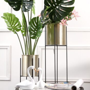 Predstavujeme vám kovový kvetináč Jude Typ 1, ktorý je dokonalým doplnkom pre váš interiér. Tento elegantný kvetináč v kombinácii čiernej a zlatej farby prinesie do vašej domácnosti moderný vzhľad a štýl. Jeho okrúhly tvar a kvalitné kovové prevedenie zaručujú dlhú životnosť…