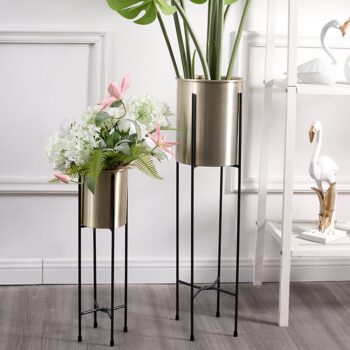 Predstavujeme vám kovový kvetináč Jude Typ 1, ktorý je dokonalým doplnkom pre váš interiér. Tento elegantný kvetináč v kombinácii čiernej a zlatej farby prinesie do vašej domácnosti moderný vzhľad a štýl. Jeho okrúhly tvar a kvalitné kovové prevedenie zaručujú dlhú životnosť…