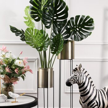 Predstavujeme vám kovový kvetináč Jude Typ 1, ktorý je dokonalým doplnkom pre váš interiér. Tento elegantný kvetináč v kombinácii čiernej a zlatej farby prinesie do vašej domácnosti moderný vzhľad a štýl. Jeho okrúhly tvar a kvalitné kovové prevedenie zaručujú dlhú životnosť…