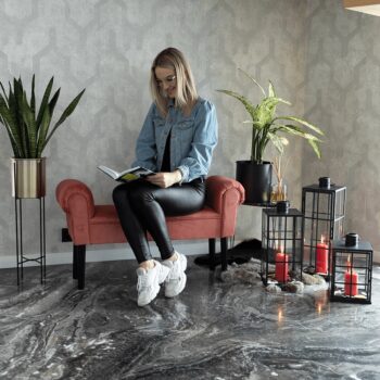 Predstavujeme vám elegantný kovový kvetináč Jude Typ 3 v kombinácii čiernej a zlatej farby, ktorý sa stane štýlovým doplnkom vášho interiéru. Tento moderný kvetináč je navrhnutý tak, aby priniesol do vášho domova nádych luxusu a sofistikovanosti.