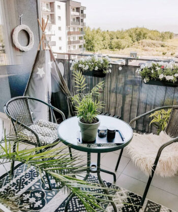 Praktický kovový stôl JUPITER 60 je vhodný na balkón, terasu či do záhrady. Konštrukcia stola je z kovových trubiek 24 x 0,8 mm čiernej farby a odkladacia plocha z výstuženého skla hrúbky 5 mm. Je vhodný pre pohodlné sedenie štyroch osôb. Povrchová úprava je odolná voči vonkajším vplyvom počasia…