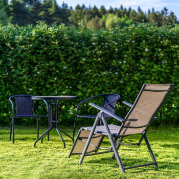 Praktický kovový stôl JUPITER 60 je vhodný na balkón, terasu či do záhrady. Konštrukcia stola je z kovových trubiek 24 x 0,8 mm čiernej farby a odkladacia plocha z výstuženého skla hrúbky 5 mm. Je vhodný pre pohodlné sedenie štyroch osôb. Povrchová úprava je odolná voči vonkajším vplyvom počasia…