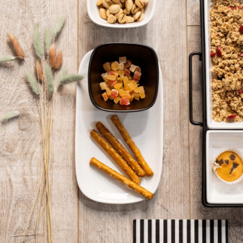 Predstavujeme vám elegantnú servírovaciu misku na podnose Jutta, ktorá je dokonalým doplnkom pre každú modernú domácnosť. Táto sada obsahuje dve misky vyrobené z kvalitnej dolomitovej keramiky, ktorá zaručuje ich dlhú životnosť a odolnosť. Misky sú navrhnuté v štýlovom čiernom prevedení s bielym…