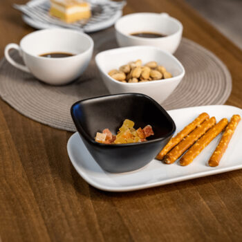 Predstavujeme vám elegantnú servírovaciu misku na podnose Jutta, ktorá je dokonalým doplnkom pre každú modernú domácnosť. Táto sada obsahuje dve misky vyrobené z kvalitnej dolomitovej keramiky, ktorá zaručuje ich dlhú životnosť a odolnosť. Misky sú navrhnuté v štýlovom čiernom prevedení s bielym…