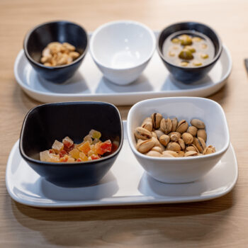 Predstavujeme vám elegantnú servírovaciu misku na podnose Jutta, ktorá je dokonalým doplnkom pre každú modernú domácnosť. Táto sada obsahuje dve misky vyrobené z kvalitnej dolomitovej keramiky, ktorá zaručuje ich dlhú životnosť a odolnosť. Misky sú navrhnuté v štýlovom čiernom prevedení s bielym…