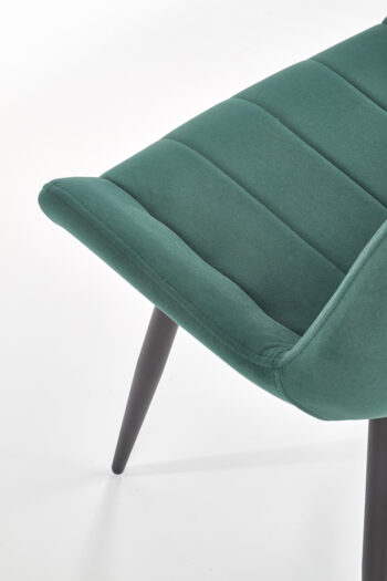 Kombináciou kvalitných materiálov vznikla dokonalá jedálenská stolička K388. Sedacia a opierková časť stoličky sú čalúnené jemnou látkou v tmavozelenej farbe a jej stabilita je zabezpečená štíhlymi, vysokými nožičkami, vyrobenými z práškovo lakovanej ocele čiernej farby. Celkové rozmery sú (ŠxHxV):…