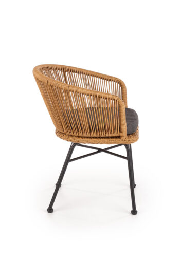 Moderná záhradná stolička K400 sa bude krásne vynímať v záhrade, na terase či balkóne. Poskytne Vám maximálne pohodlie, aby ste si mohli naplno vychutnávať svoj voľný čas. Vyrobená je z umelého ratanu prírodnej farby, ktorý je odolný voči poveternostným vplyvom a ľahko sa udržiava. Jej čierna…