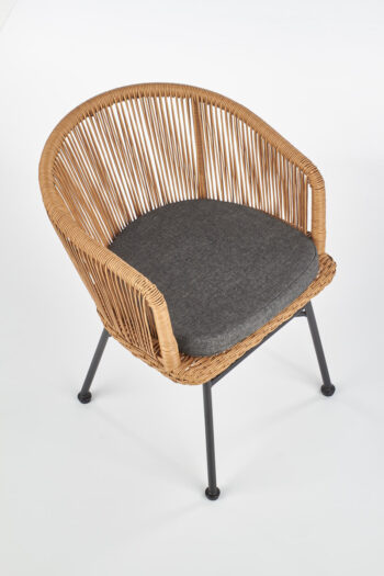 Moderná záhradná stolička K400 sa bude krásne vynímať v záhrade, na terase či balkóne. Poskytne Vám maximálne pohodlie, aby ste si mohli naplno vychutnávať svoj voľný čas. Vyrobená je z umelého ratanu prírodnej farby, ktorý je odolný voči poveternostným vplyvom a ľahko sa udržiava. Jej čierna…