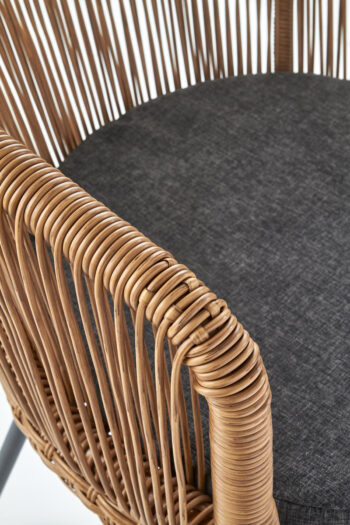 Moderná záhradná stolička K400 sa bude krásne vynímať v záhrade, na terase či balkóne. Poskytne Vám maximálne pohodlie, aby ste si mohli naplno vychutnávať svoj voľný čas. Vyrobená je z umelého ratanu prírodnej farby, ktorý je odolný voči poveternostným vplyvom a ľahko sa udržiava. Jej čierna…