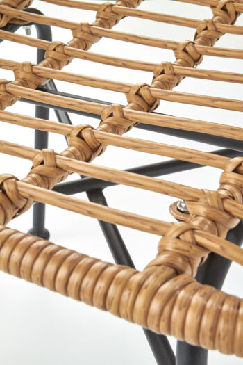 Dokonalým doplnkom a praktickým pomocníkom na Vašej terase, v záhrade či na balkóne sa stane záhradná stolička K401. Poskytne Vám maximálne pohodlie, aby ste si mohli naplno vychutnávať svoj voľný čas. Vyrobená je z umelého ratanu prírodnej farby, ktorý je odolný voči poveternostným vplyvom a ľahko…