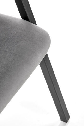 Jedálenská stolička K473 v sivej a čiernej farbe je moderným doplnkom do každého interiéru. Jej tmavý odtieň dodáva priestoru eleganciu a štýl. Stolička je vyrobená z kvalitného materiálu - látky a práškovanej ocele, ktoré zaručujú jej dlhú životnosť a odolnosť.