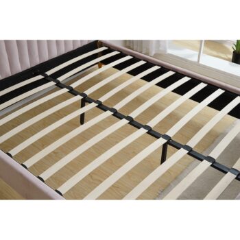 Spánok ako v bavlnke, v nežnom objatí dokonalého dizajnu a farebného prevedenia Vám zabezpečí nádherná manželská posteľ s roštom KAISA 180x200 cm. Je čalúnená nadčasovou, príjemnou Velvet látkou v ružovej farbe. Celkový vzhľad postele dopĺňa vysoké, prešívané čelo, o ktoré sa môžete pohodlne oprieť…