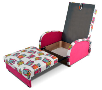 Moderná pohovka KAJKA I je ako stvorená do študentských a detských izieb. Hoci má pohovka menšie rozmery, disponuje praktickými funkciami ako je funkcia spania i úložný priestor. Sedák je vytvorený vlnovcovou pružinou a vyplnený PUR penou. Rozmery v/š/h 84 x 95 x 95 cm, výška sedu 37 cm. Cena je za vzorové prevedenie v poťahu Sova 1/Blanca 2310. V ponuke aj pohovka s možnosťou výberu poťahovej látky.