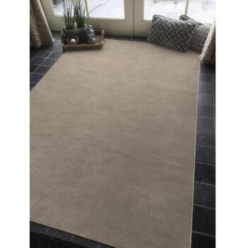 Koberec KALAMBEL 67x105 cm právom patrí do skupiy trendových kobercov. V jednoduchosti je krása, v kvalite je sila. Jeho všestranné využitie zabezpečuje cappuccinová farba, ktorá sa hodí do akéhokoľvek interiéru a na podlahu z akéhokoľvek materiálu. Vyrobený je v kombinácii polyesteru (45%)…