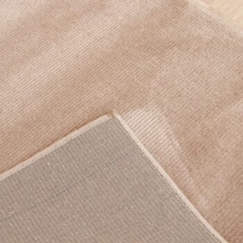 Koberec KALAMBEL 80x150 cm právom patrí do skupiy trendových kobercov. V jednoduchosti je krása, v kvalite je sila. Jeho všestranné využitie zabezpečuje cappuccinová farba, ktorá sa hodí do akéhokoľvek interiéru a na podlahu z akéhokoľvek materiálu. Vyrobený je v kombinácii polyesteru (45%)…