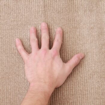 Koberec KALAMBEL 80x150 cm právom patrí do skupiy trendových kobercov. V jednoduchosti je krása, v kvalite je sila. Jeho všestranné využitie zabezpečuje cappuccinová farba, ktorá sa hodí do akéhokoľvek interiéru a na podlahu z akéhokoľvek materiálu. Vyrobený je v kombinácii polyesteru (45%)…